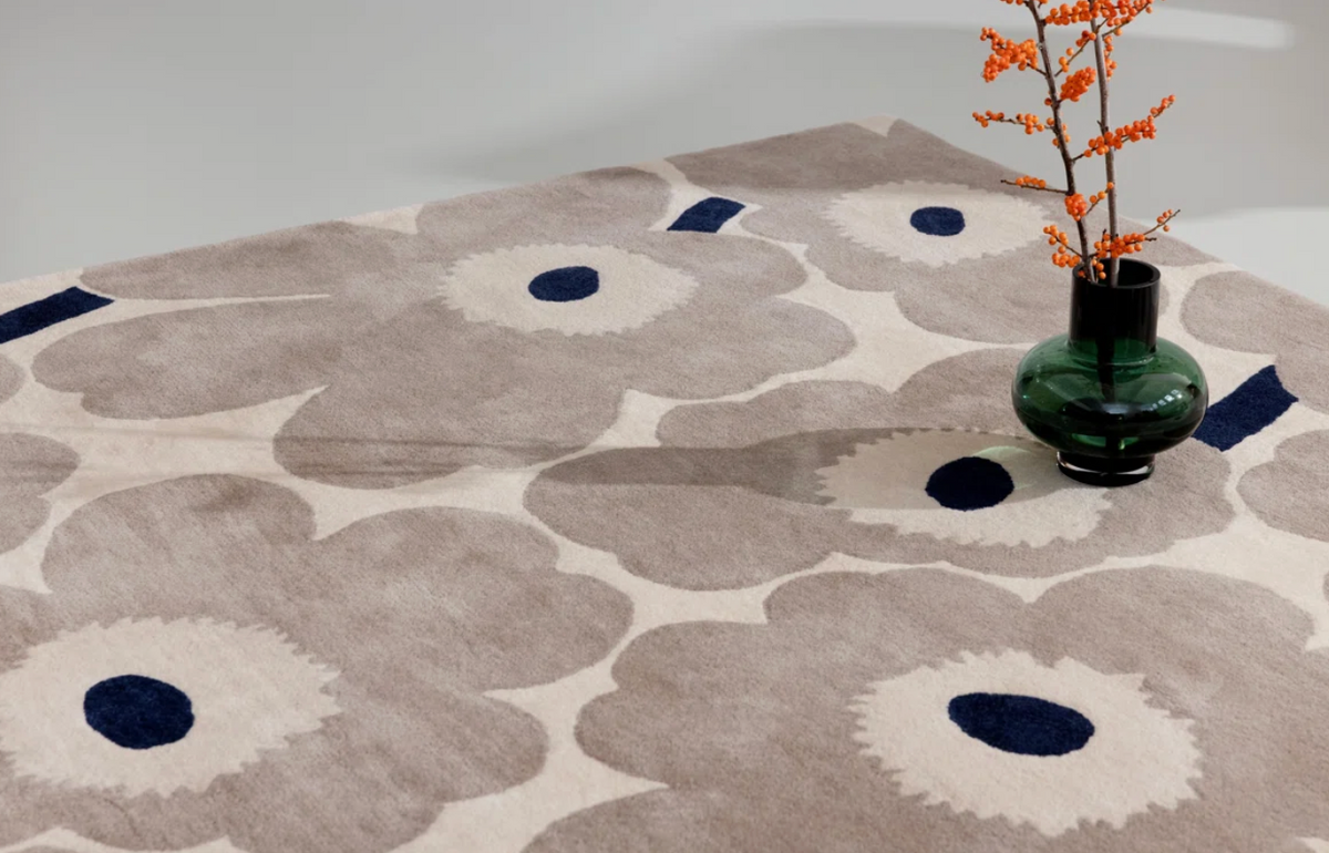 5'7" x 7'10" beige & black flower wool rug 🖤