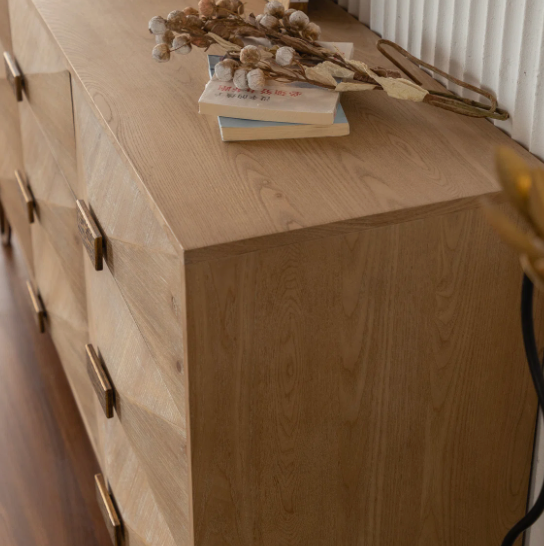 9-Drawer wooden dresser w/ sculpted front ⛰️