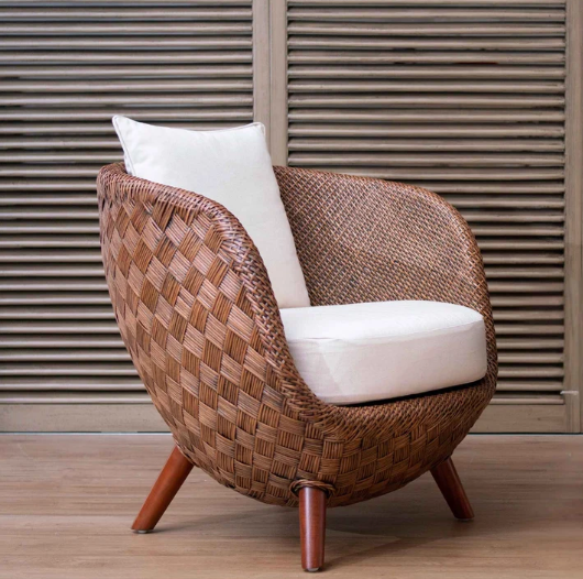 Coastal wicker chair w/ white cushion 🐚