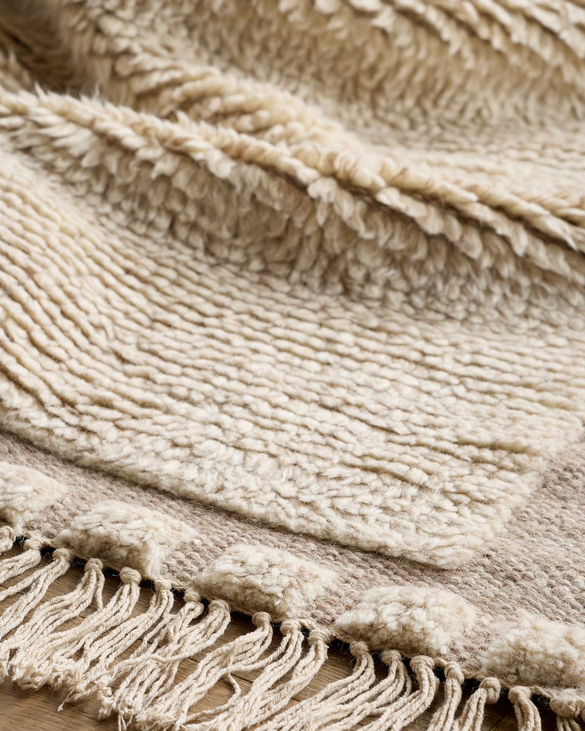 Neutral wool shag rug with fringe 9' x 12'